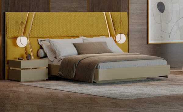 Quarto de Casal Santino 3, com cama com cabeceira estofada e pormenores dourados, duas mesas de cabeceira, cómoda e moldura da Moveistore