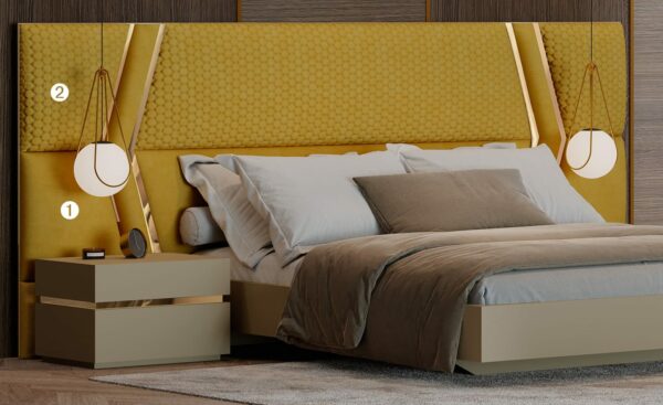 Quarto de Casal Santino 3, com cama com cabeceira estofada e pormenores dourados, duas mesas de cabeceira, cómoda e moldura da Moveistore