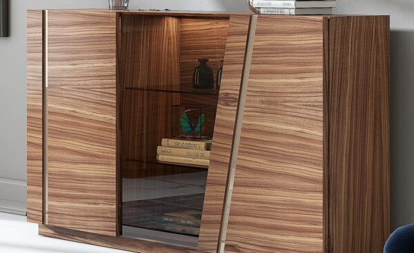 Imagem da Sapateira Nogueira Sophia da Moveistore. Design moderno e elegante em MDF com acabamento em nogueira e detalhes em espelho.
