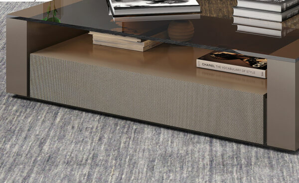 Imagem da Mesa de Centro Mia com design moderno e minimalista, tampo de vidro e aplicações em tecido Moveistore