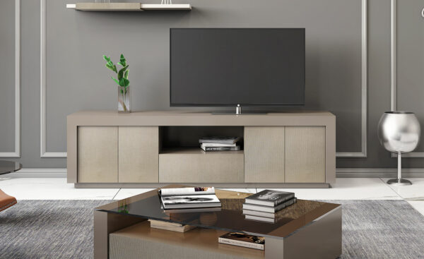 Imagem do Móvel de TV Mia com design moderno e elegante, quatro portas e uma gaveta com aplicações em tecido Moveistore