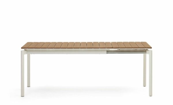 Mesa Extensível de Exterior Canyelles 140-200 em madeira plástica e alumínio, leve e versátil para uso ao ar livre.