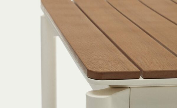 Mesa Extensível de Exterior Canyelles 140-200 em madeira plástica e alumínio, leve e versátil para uso ao ar livre.