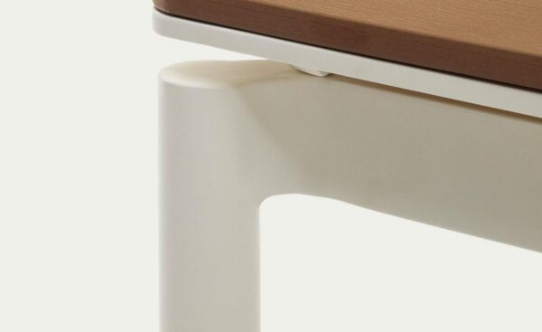 Mesa Extensível de Exterior Canyelles 140-200 em madeira plástica e alumínio, leve e versátil para uso ao ar livre.