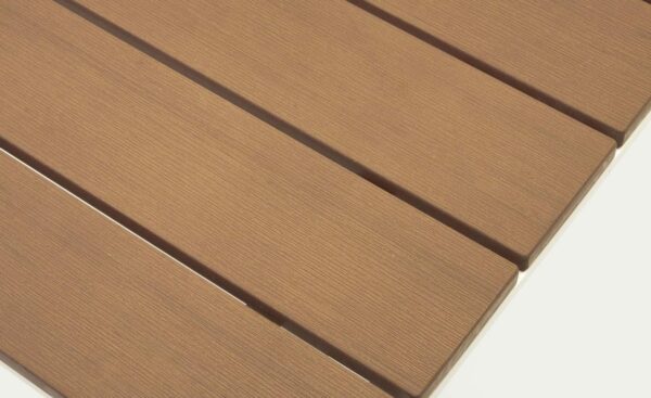 Mesa Extensível de Exterior Canyelles 140-200 em madeira plástica e alumínio, leve e versátil para uso ao ar livre.