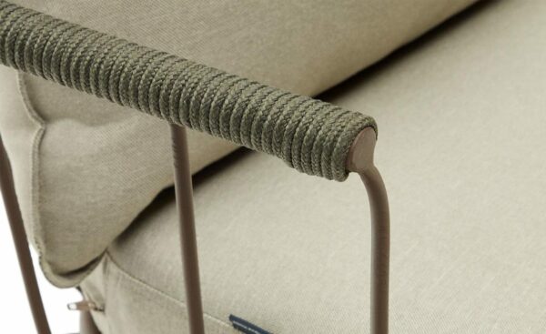 Sofá de Jardim de 2 Lugares Salguer, estrutura em aço galvanizado e detalhe em corda no encosto, recomendado para ambientes cobertos.