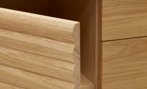 Aparador 1 Porta 3 Gavetas Lenon, design exclusivo, cantos arredondados, detalhes artísticos, madeira maciça e carvalho.