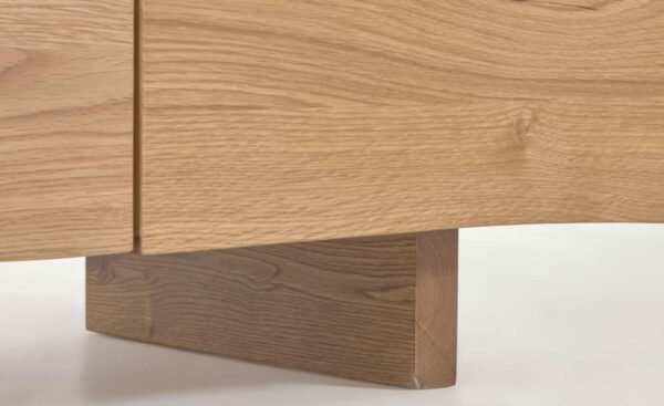 Aparador 4 Portas Rasha, portas contraplacadas de carvalho, bordas irregulares, acabamento natural, design orgânico e exclusivo.
