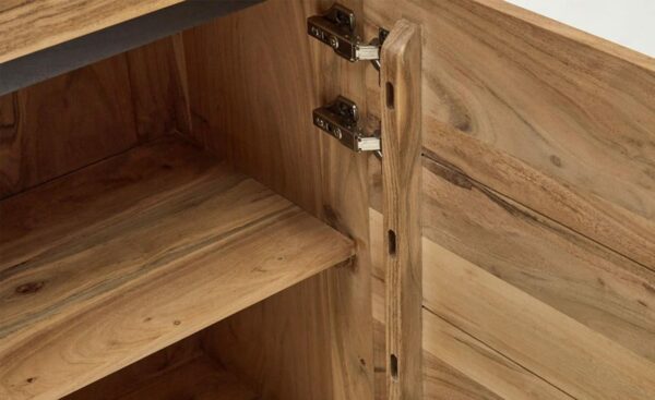 Aparador Alto 4 Portas Uxue, madeira maciça de acácia, linha decorativa em preto, acabamento natural, design elegante e funcional, móvel alto.