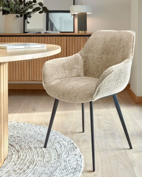 Cadeira Amira Chenille Bege, estofada em chenille aveludado, pernas de aço com proteções, design moderno e elegante.