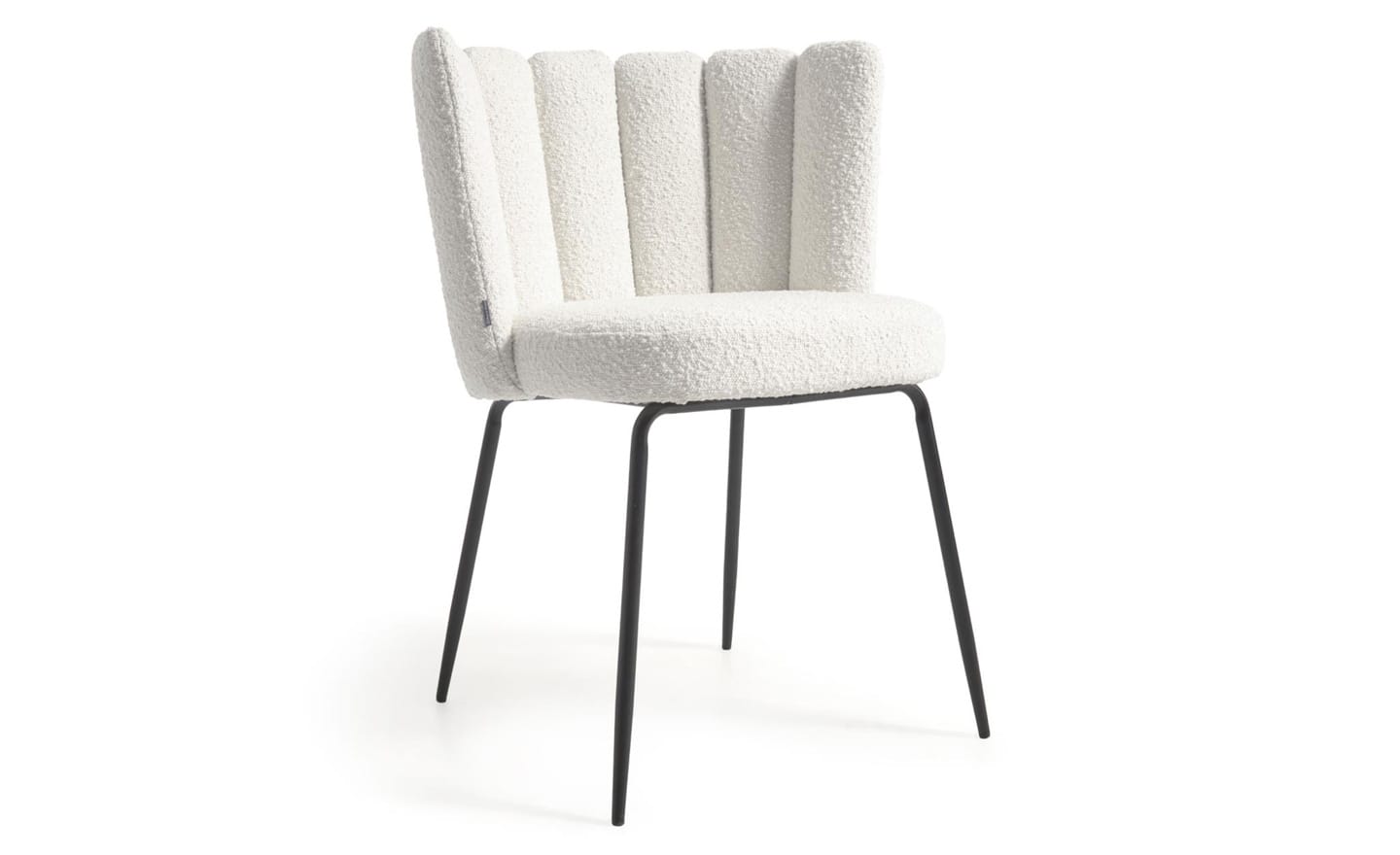 Cadeira Aniela Branco, estofada com tecido de efeito borrego na cor branca. Design envolvente para espaços de refeição elegantes.