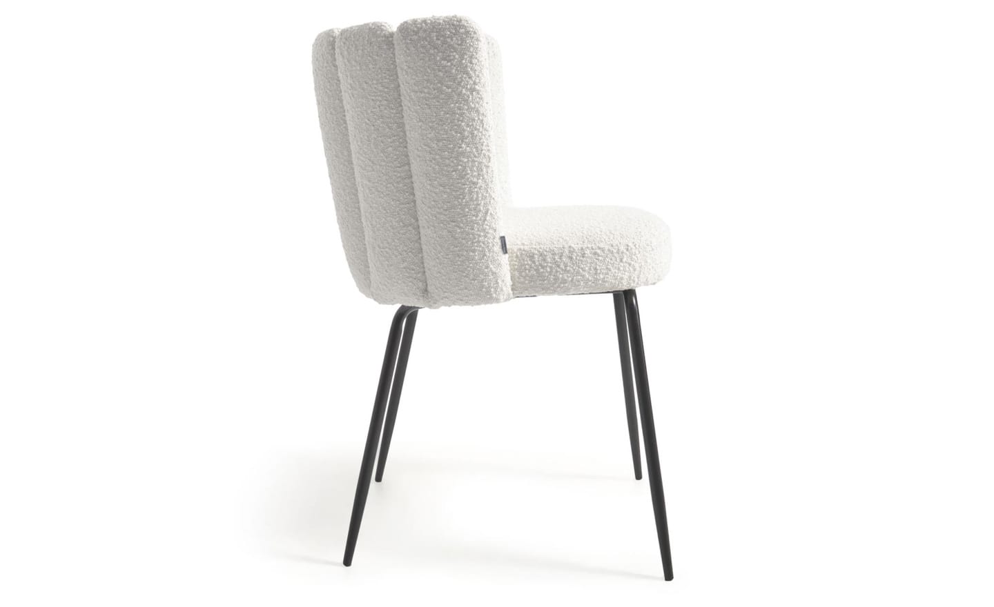 Cadeira Aniela Branco, estofada com tecido de efeito borrego na cor branca. Design envolvente para espaços de refeição elegantes.