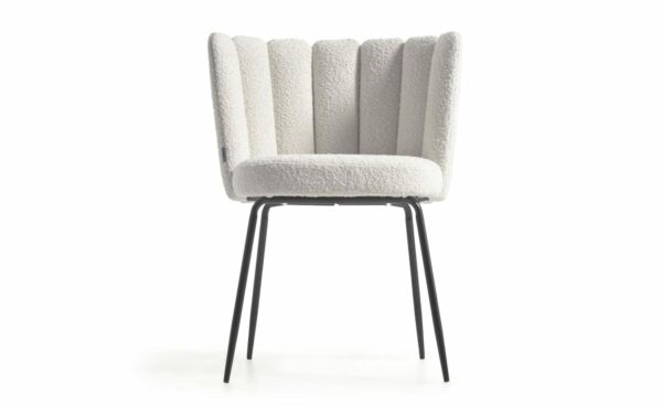 Cadeira Aniela Branco, estofada com tecido de efeito borrego na cor branca. Design envolvente para espaços de refeição elegantes.