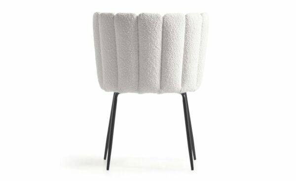 Cadeira Aniela Branco, estofada com tecido de efeito borrego na cor branca. Design envolvente para espaços de refeição elegantes.