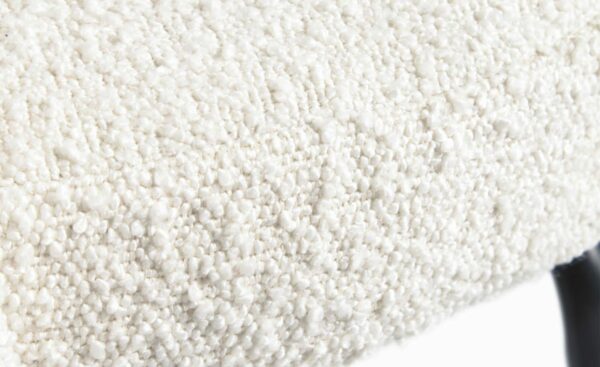 Cadeira Aniela Branco, estofada com tecido de efeito borrego na cor branca. Design envolvente para espaços de refeição elegantes.