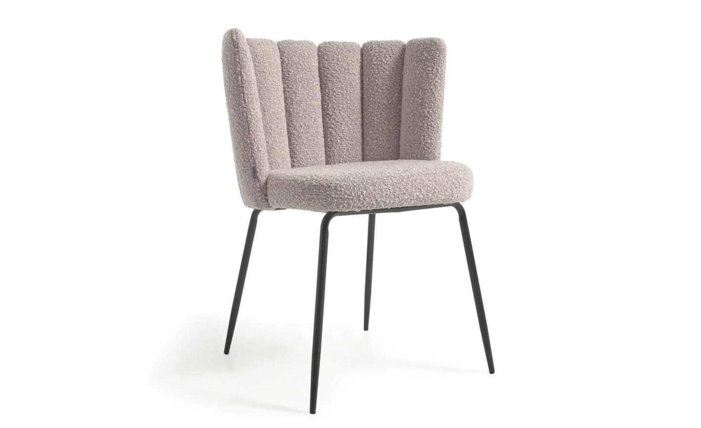 Cadeira Aniela Cinza Claro, estofada com tecido de efeito borrego cinza claro. Design envolvente para espaços de refeição elegantes.