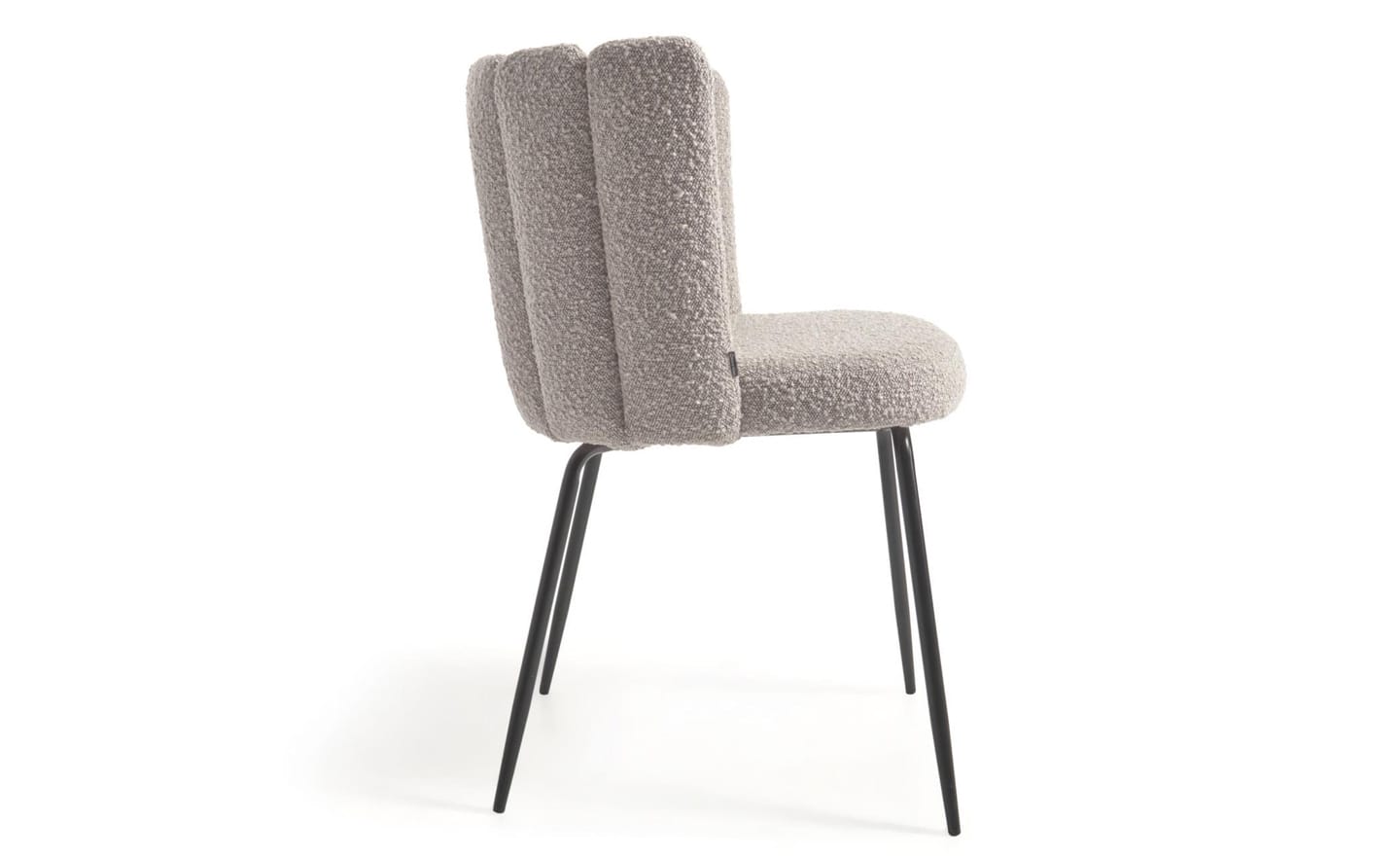 Cadeira Aniela Cinza Claro, estofada com tecido de efeito borrego cinza claro. Design envolvente para espaços de refeição elegantes.
