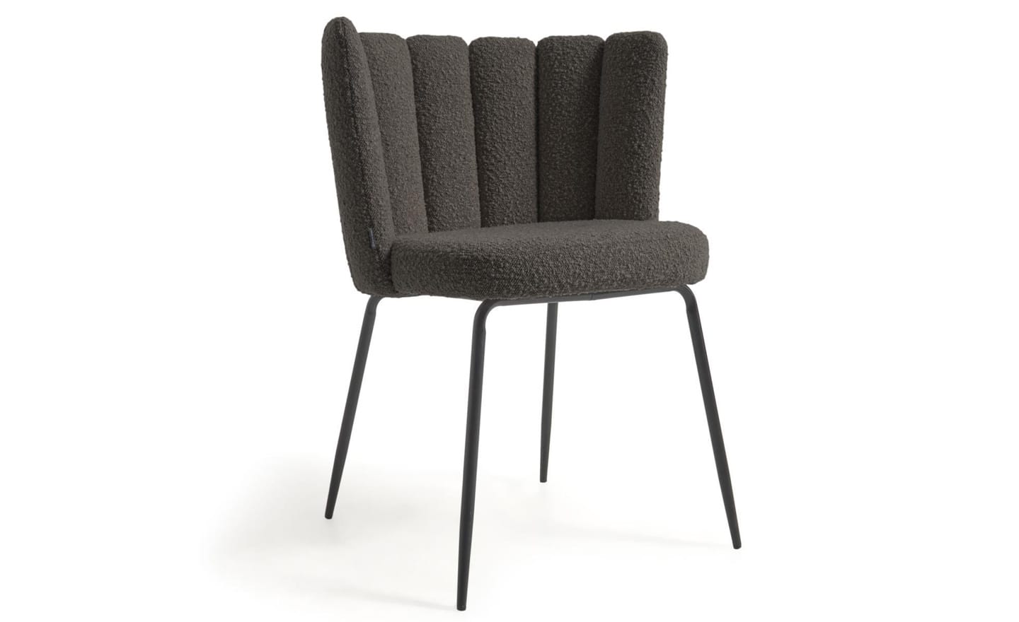Cadeira Aniela Preto, estofada com tecido de efeito borrego preto. Design envolvente para espaços de refeição elegantes.