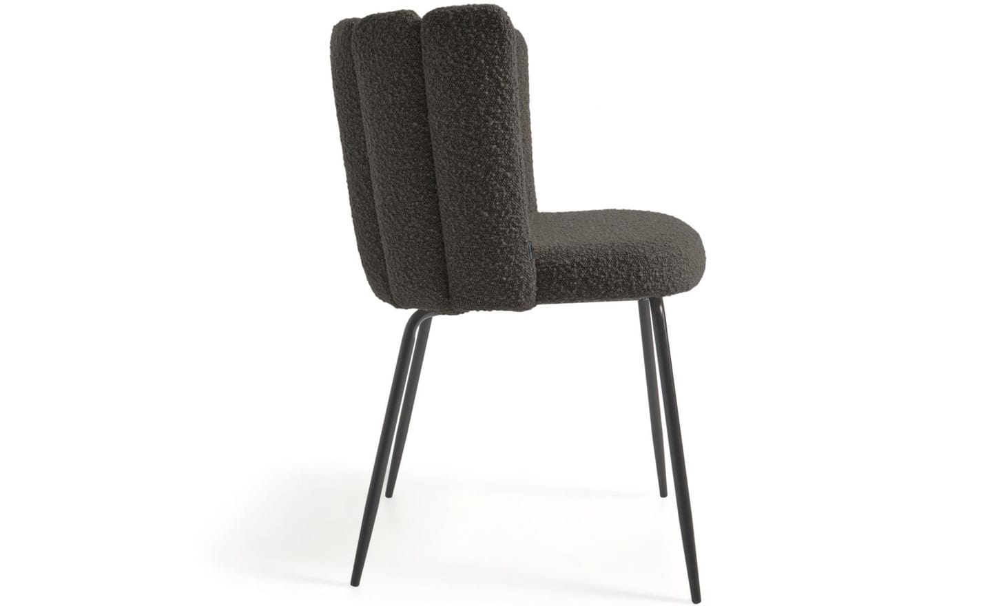 Cadeira Aniela Preto, estofada com tecido de efeito borrego preto. Design envolvente para espaços de refeição elegantes.