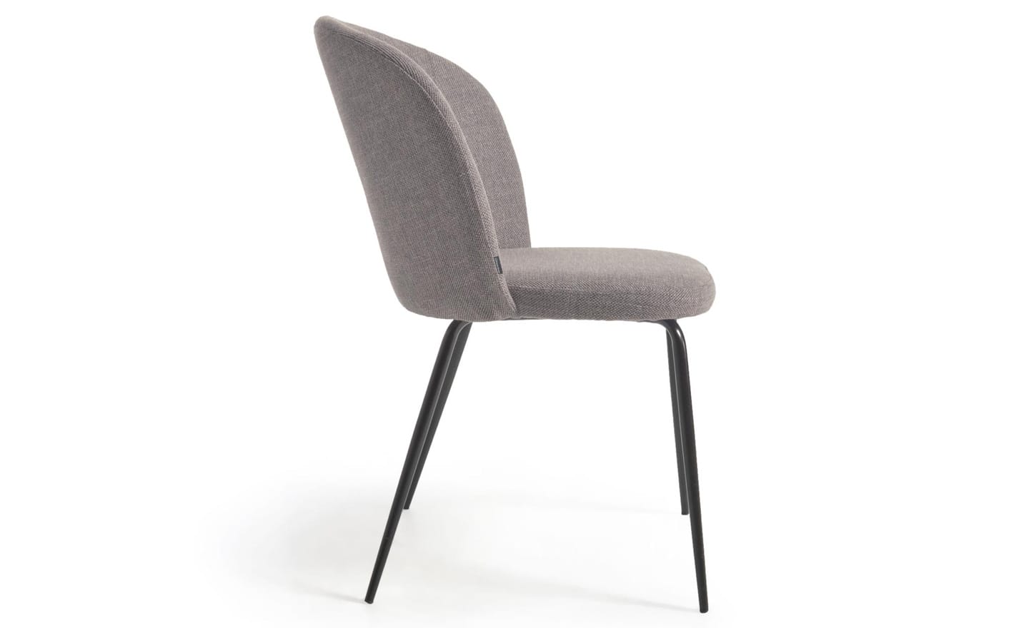 Cadeira Anoha Cinza, estofada com tecido chenille repelente à água na cor cinza. Estrutura de metal preto mate para um design moderno.