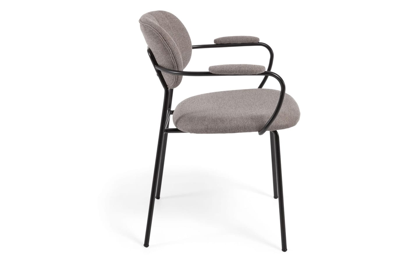 Cadeira Empilhável Auxtina Castanho Claro, com braços em tecido chenille na cor castanho claro. Estrutura de metal com acabamento pintado preto mate para um design elegante e funcional.
