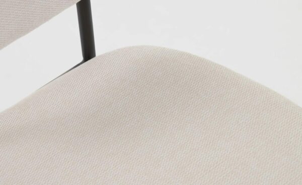Cadeira Empilhável Benilda com assento em tecido chenille e encosto revestido em carvalho natural. Estrutura de metal com acabamento pintado preto mate. Equilíbrio entre estilo retro e contemporâneo.