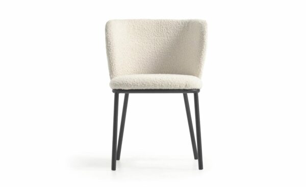 Cadeira Ciselia Branco, estofada com tecido efeito cordeiro na cor branco. Estrutura de metal com acabamento pintado preto mate para um design moderno e elegante.