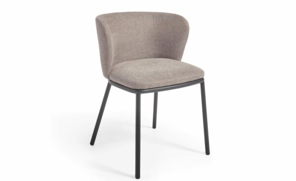 Cadeira Ciselia Castanho Claro, estofada com tecido chenille na cor castanho claro. Estrutura de metal com acabamento pintado preto mate para um design moderno e elegante.