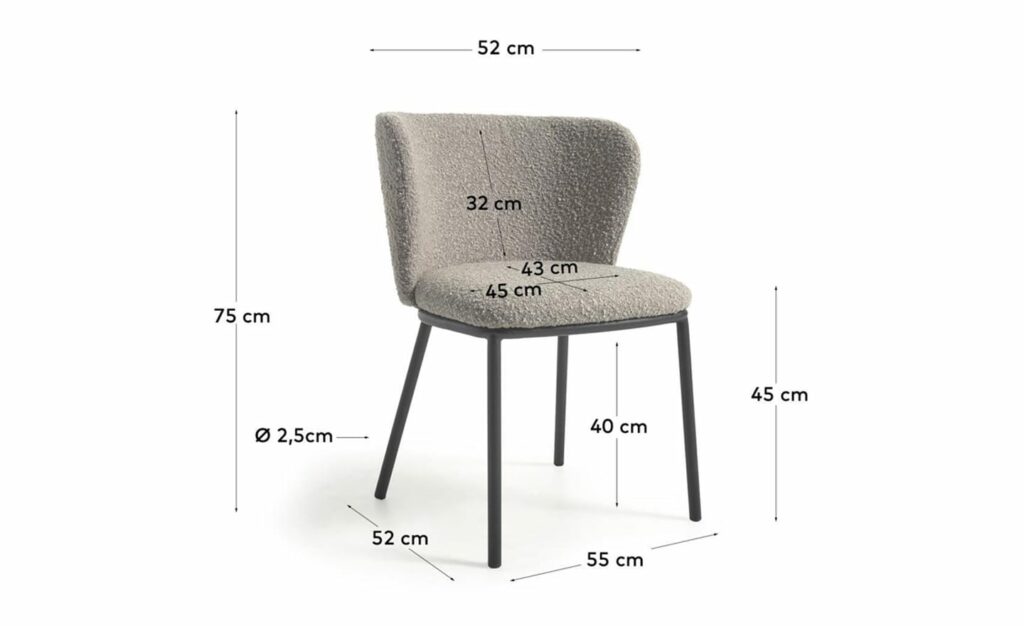 Cadeira Ciselia Cinza Claro, estofada com tecido efeito cordeiro na cor cinza claro. Estrutura de metal com acabamento pintado preto mate para um design moderno e elegante.