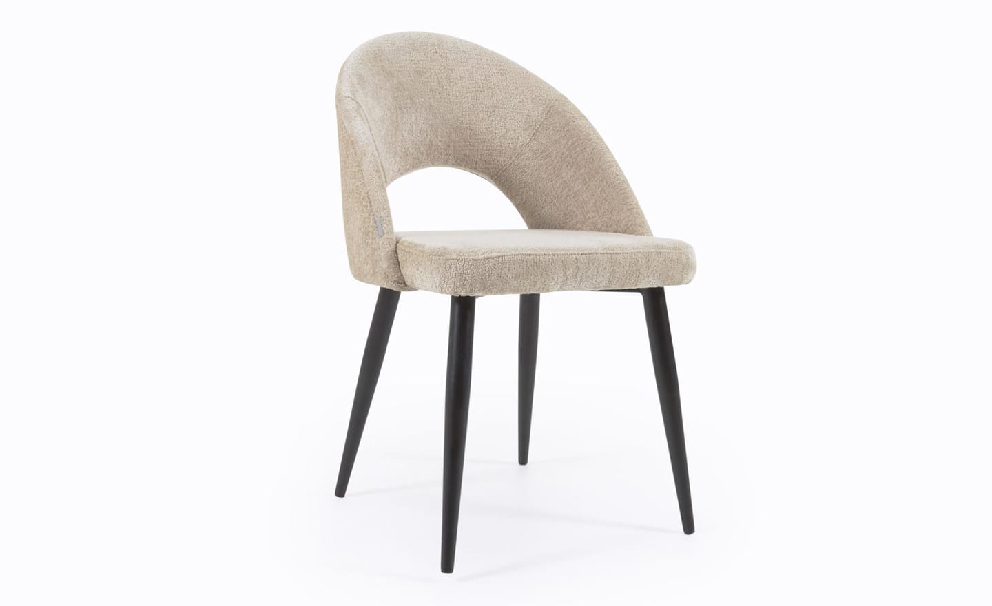 Cadeira Mael Chenille Bege, estofada com tecido chenille aveludado na cor bege. Pernas de metal preto para um design moderno e elegante.