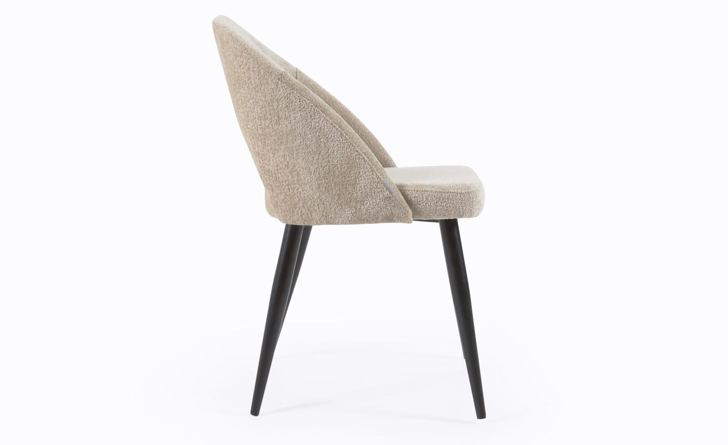 Cadeira Mael Chenille Bege, estofada com tecido chenille aveludado na cor bege. Pernas de metal preto para um design moderno e elegante.