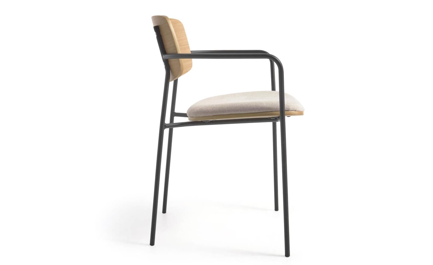 Cadeira Maureen Carvalho com braços em metal preto mate e encosto em carvalho natural. Estilo e conforto com tratamento antimanchas para fácil limpe