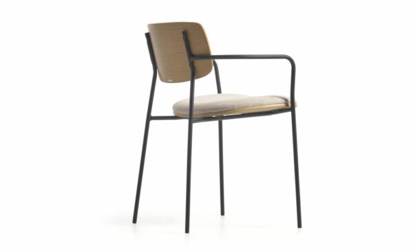 Cadeira Maureen Carvalho com braços em metal preto mate e encosto em carvalho natural. Estilo e conforto com tratamento antimanchas para fácil limpe