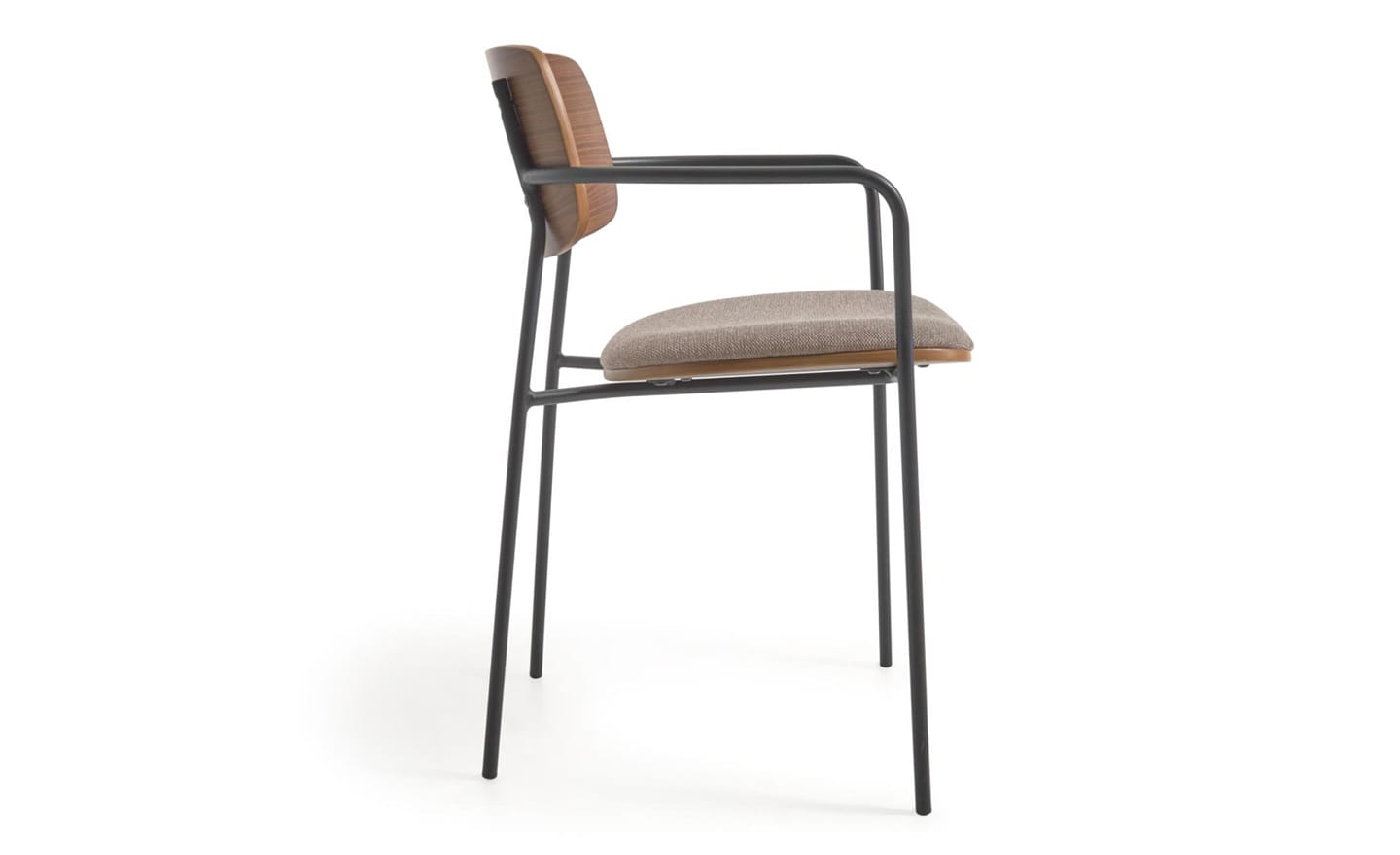 Cadeira Maureen Nogueira com braços em metal preto mate e encosto em nogueira natural. Estilo e conforto com tratamento antimanchas para fácil limpeza.