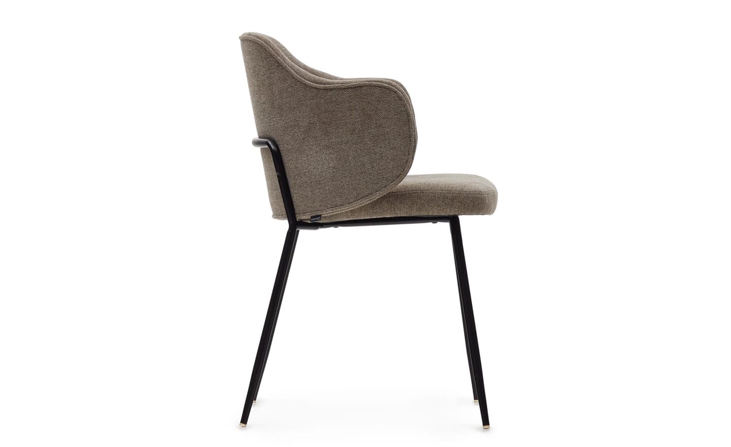 Cadeira Yunia Castanho, apoio de braços, pernas em metal preto, cadeira confortável para refeições.