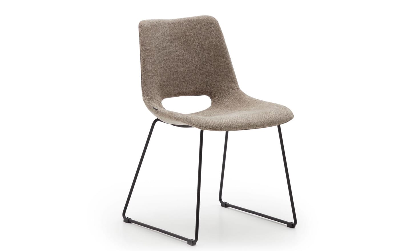 Cadeira Zahara Castanho, estofada cor castanho, pernas de aço preto, design moderno figura curvada, proteções de plástico nas pernas.