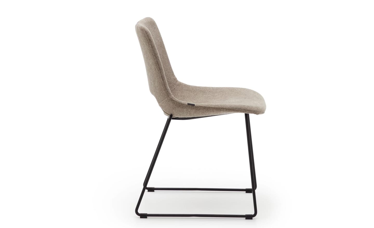 Cadeira Zahara Castanho, estofada cor castanho, pernas de aço preto, design moderno figura curvada, proteções de plástico nas pernas.