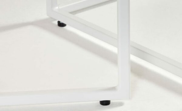 Conjunto Mesas de Apoio Yoana Branco Carvalho, 2 mesas de apoio, tampo de carvalho, estrutura de metal branco mate, design versátil e elegante, harmonização de materiais.