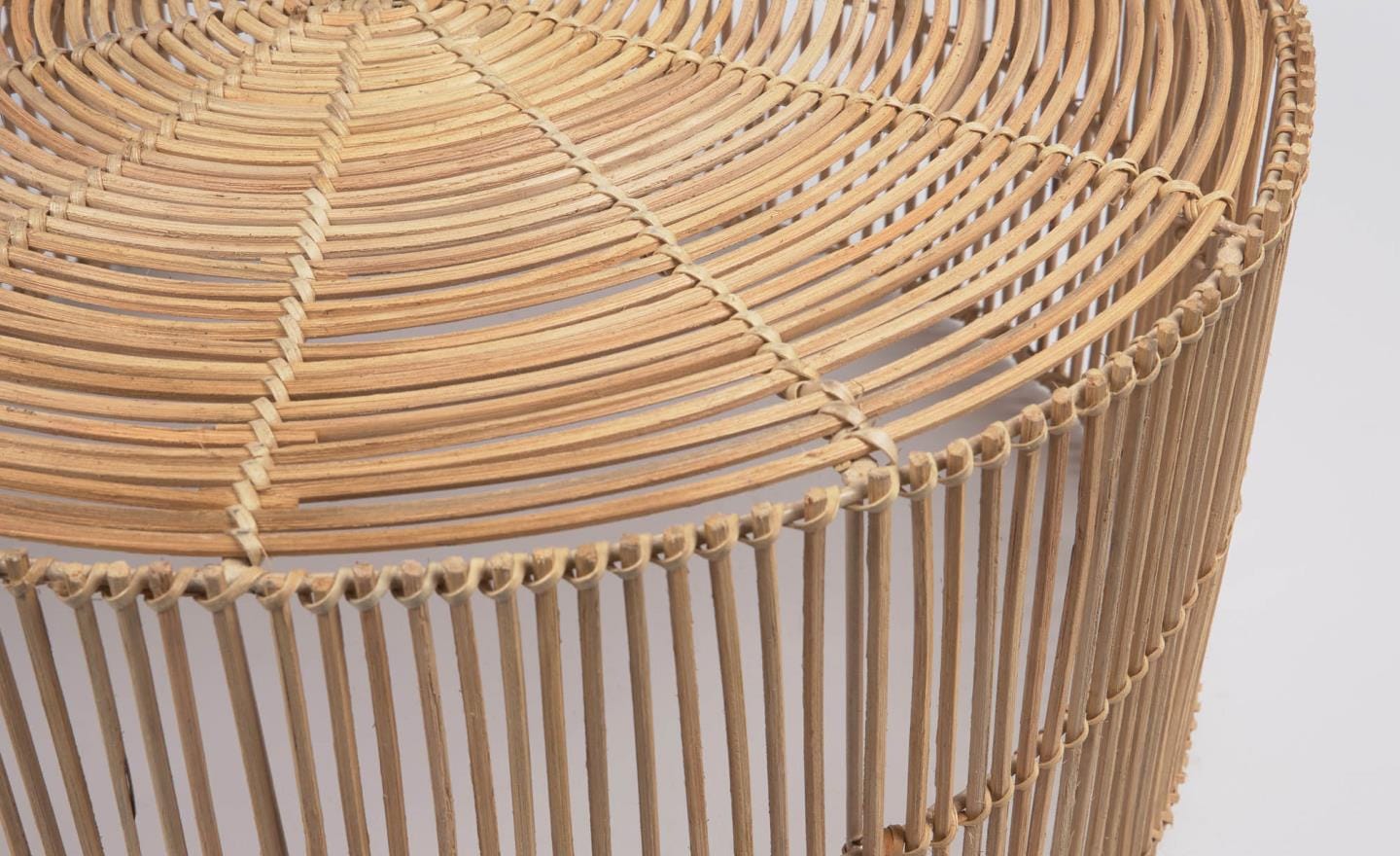 Conjunto Mesas de Centro Elmima feito à mão com técnicas artesanais. Mesas em ratán com acabamento natural e estrutura interna em metal.