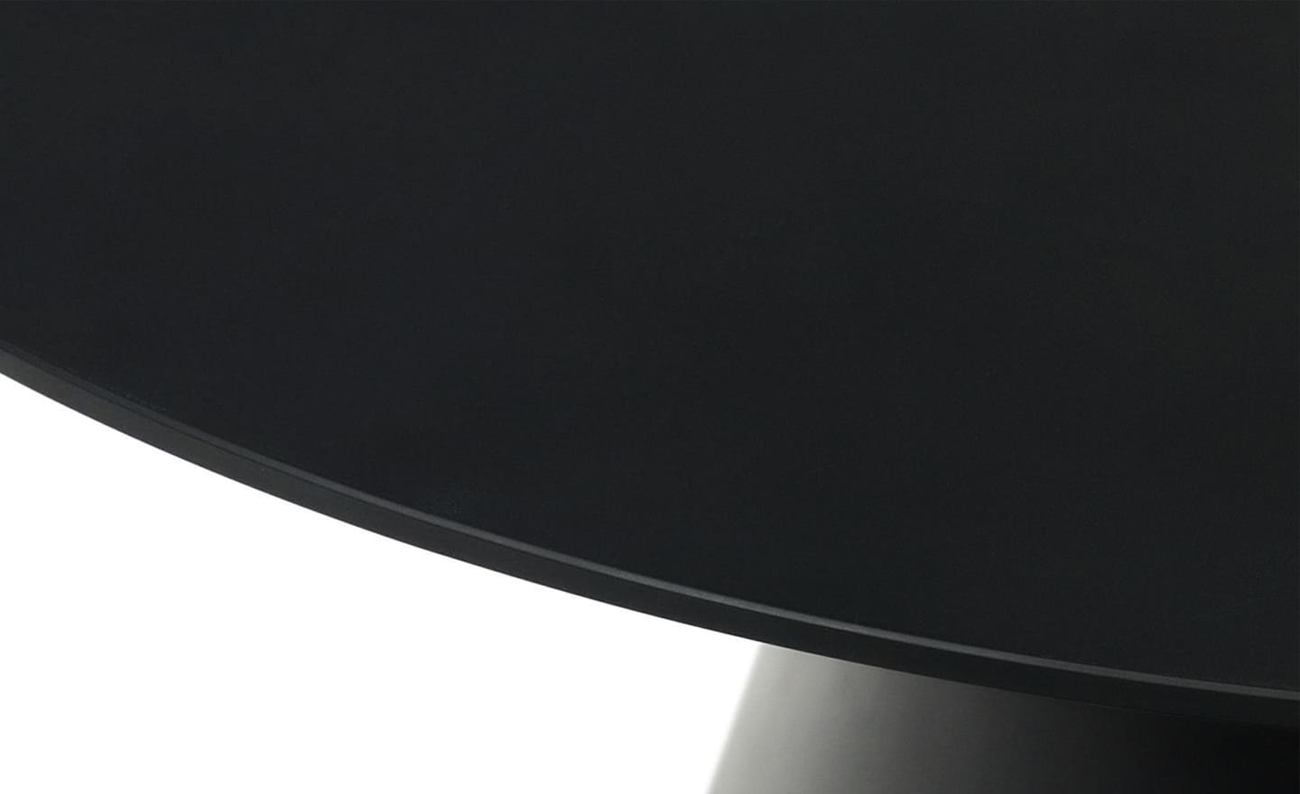 Mesa Redonda Wilshire com tampo em vidro temperado fosco e base cónica em metal pintado preto mate. Toque moderno e contemporâneo para o seu espaço.
