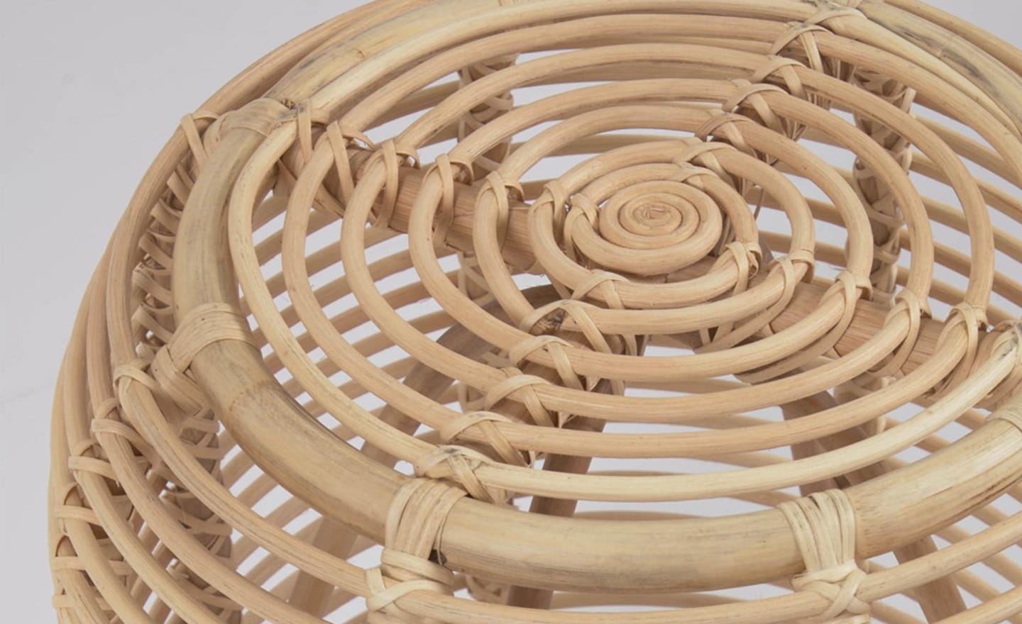 Mesa de Apoio Kohana feita em ratán com acabamento natural. Peça artesanal e exclusiva, com tonalidades e texturas próprias.