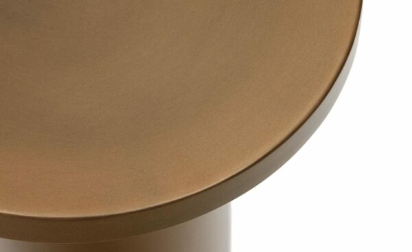 Mesa de Apoio Malya, metal com acabamento em cobre escovado, design escultural geométrico, peça distintiva para ambientes memoráveis, proteções de feltro para o chão.
