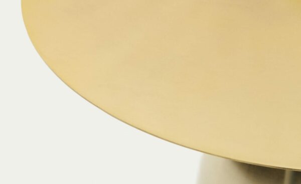 Mesa de Apoio Matilda, metal com acabamento dourado escovado, design escultural geométrico, estilo e elegância para a decoração, proteções de feltro para o chão.