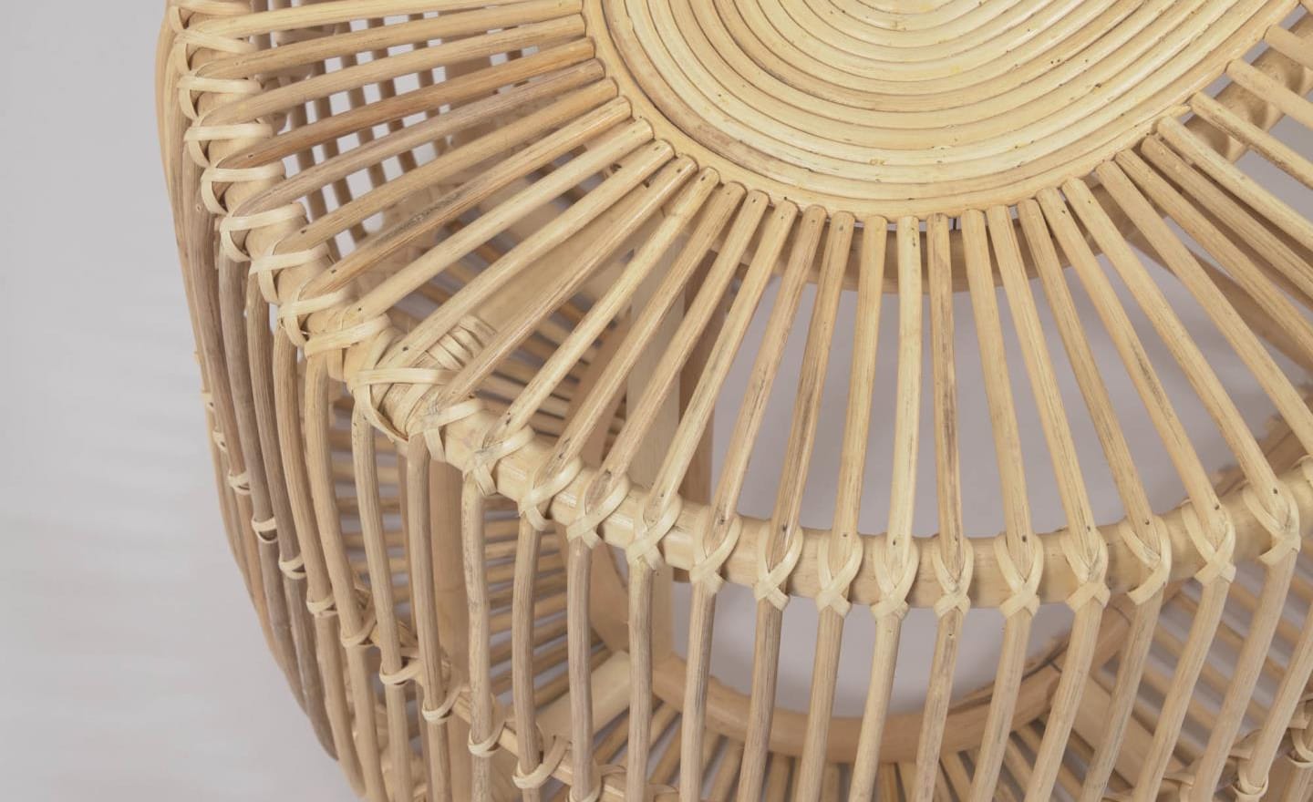 Mesa de Centro Lael feita em ratán com acabamento natural. Peça artesanal e exclusiva, com tonalidades e texturas próprias.