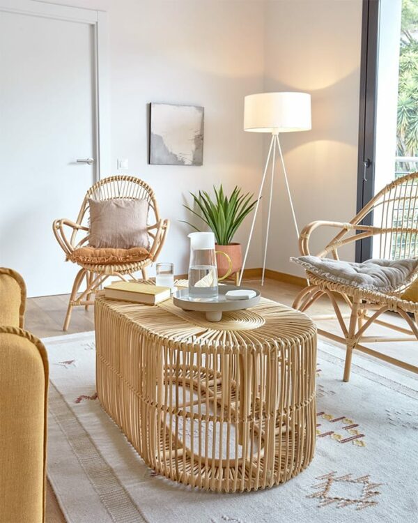 Mesa de Centro Lael feita em ratán com acabamento natural. Peça artesanal e exclusiva, com tonalidades e texturas próprias.
