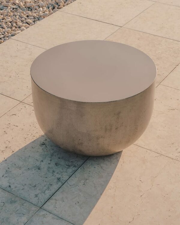 Mesa de Centro Redonda Garbet 60cm, peça fabricada em cimento resistente às intempéries, estilo minimalista, ideal para uso durante todo o ano.