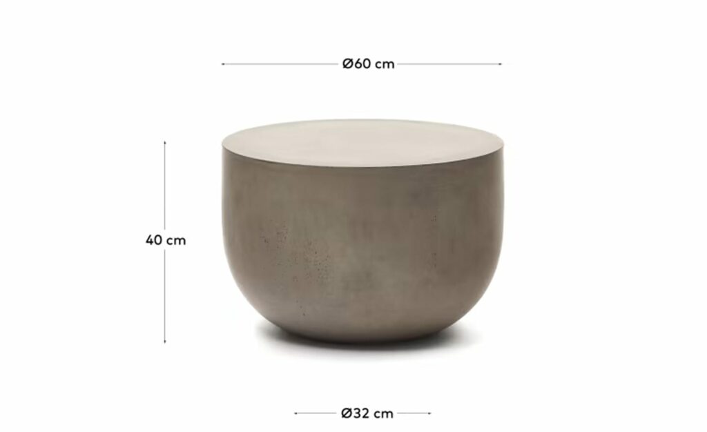 Mesa de Centro Redonda Garbet 60cm, peça fabricada em cimento resistente às intempéries, estilo minimalista, ideal para uso durante todo o ano.