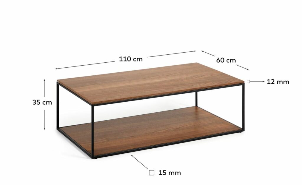 Mesa de Centro Retangular Yoana Nogueira, tampo de nogueira, estrutura de metal preto mate, design versátil e elegante, harmonização de materiais.