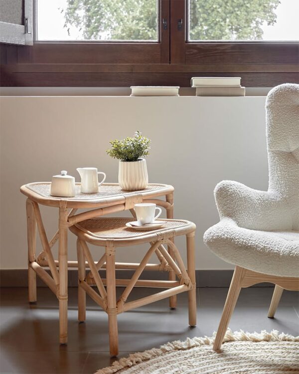 Set Mesas de Apoio Queenie, conjunto de 2 mesas de apoio em ratán com acabamento natural. Peças artesanais e exclusivas, com tonalidades e texturas próprias.