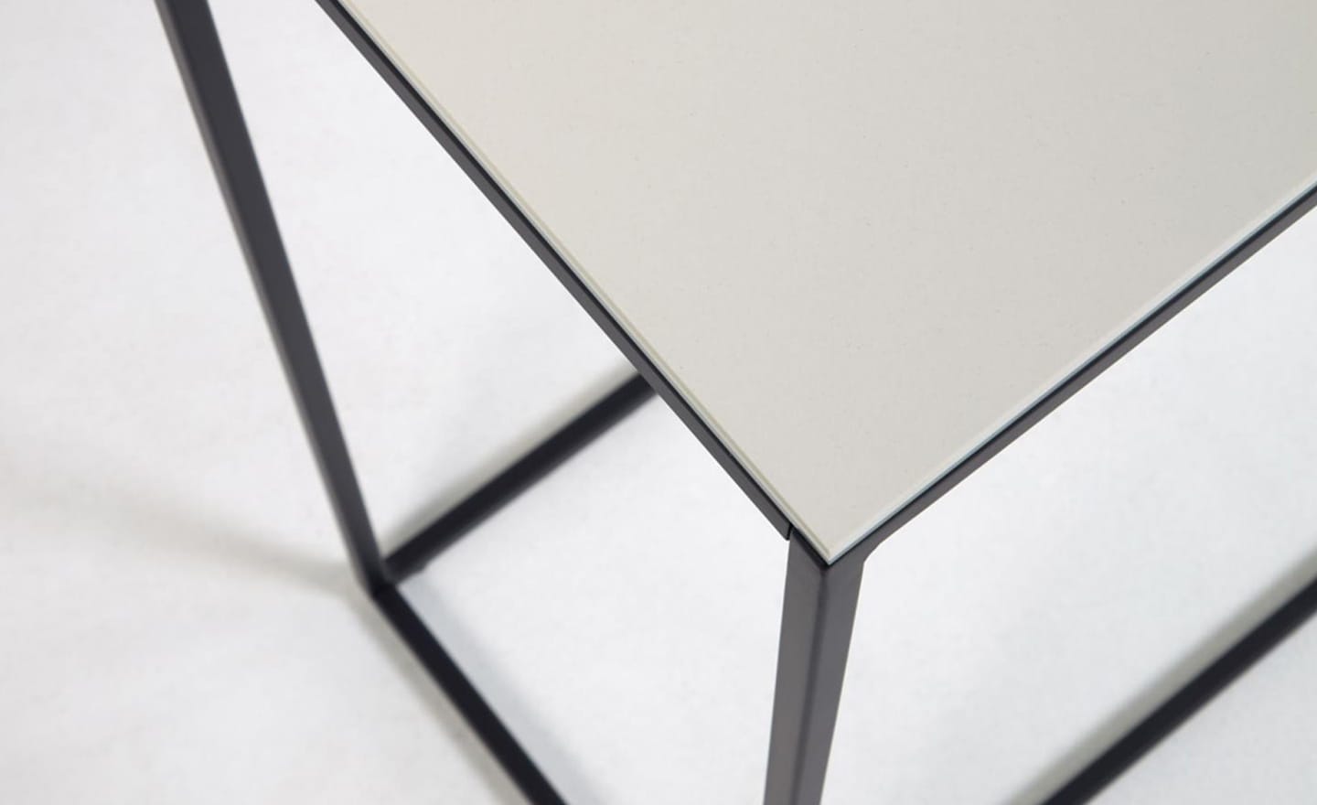 Consola Rewena Kalos Branco, tampo porcelânico, estrutura em aço pintado de preto, design moderno.
